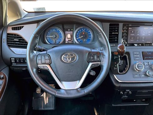 Used 2019 Toyota Sienna Limited Premium image 5