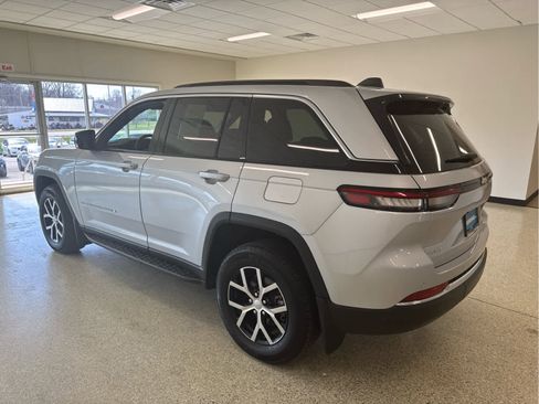 Used 2024 Jeep Grand Cherokee Limited w/ MOPAR Finishing Package AWD/4WD image 8
