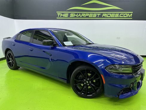 Used 2018 Dodge Charger SXT w/ Blacktop Package RWD image 1