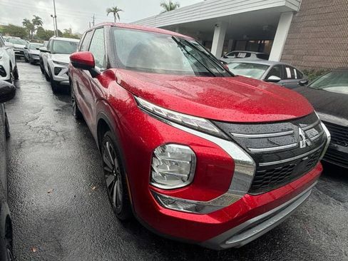 Used 2025 Mitsubishi Outlander SE AWD/4WD image 3