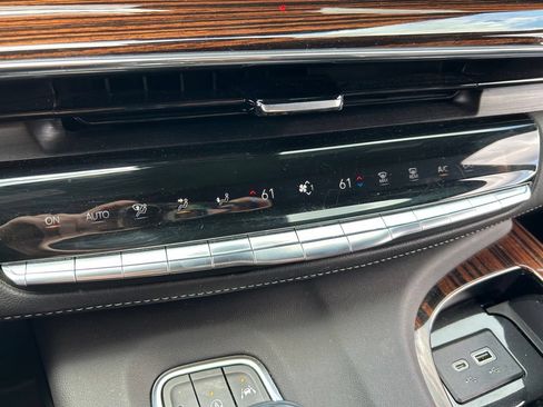 Used 2023 Cadillac Escalade ESV Premium Luxury AWD/4WD image 35