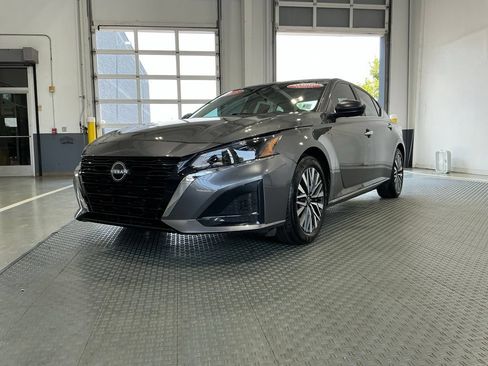 Used 2025 Nissan Altima 2.5 SV FWD image 2