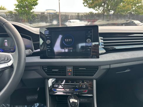 Used 2025 Volkswagen Jetta SE image 18