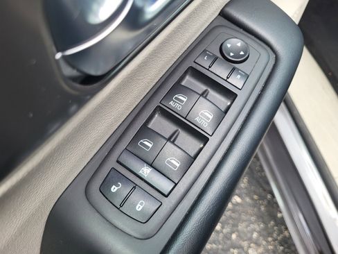 Used 2023 Chrysler Pacifica Touring-L FWD image 18