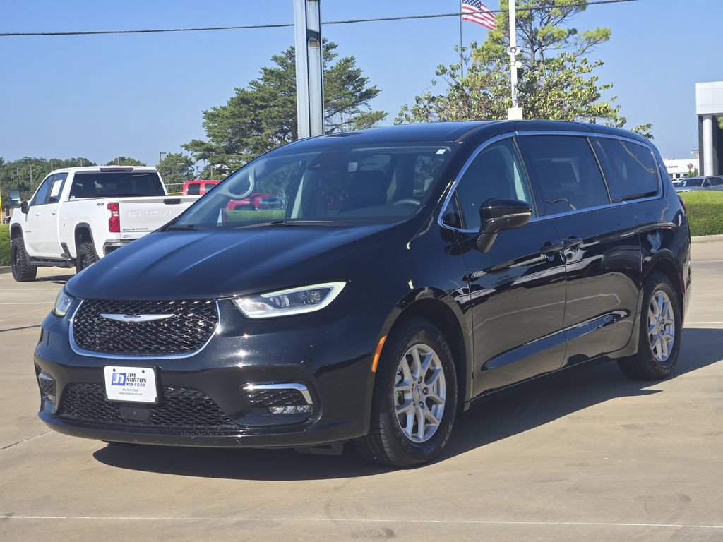 Used 2024 Chrysler Pacifica Touring-L FWD image 3