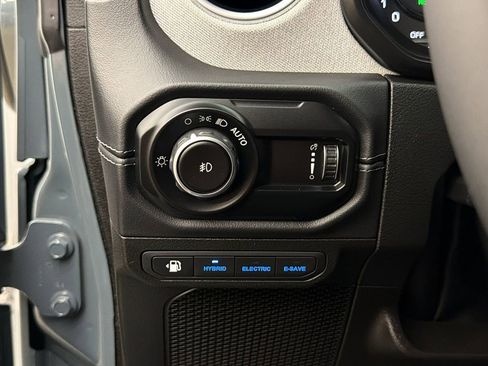 Used 2025 Jeep Wrangler Unlimited Sahara AWD/4WD image 28