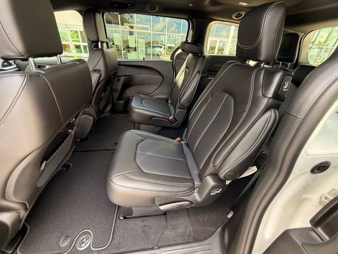 New 2026 Chrysler Pacifica Select FWD image 25
