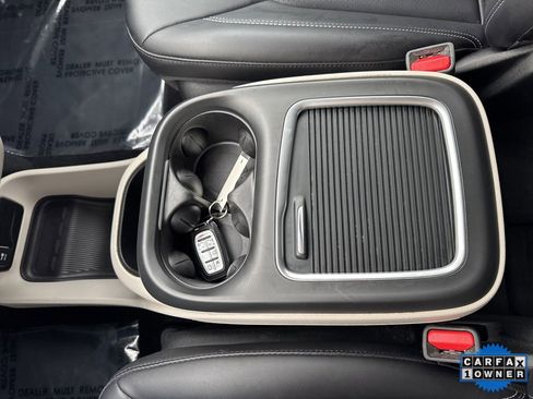 Used 2024 Chrysler Pacifica Touring-L image 28