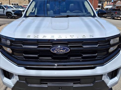 Used 2025 Ford Expedition Active AWD/4WD image 2