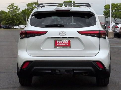Used 2022 Toyota Highlander XLE AWD/4WD image 6
