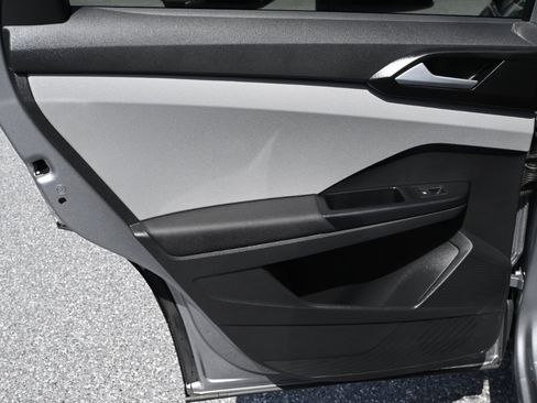 Used 2022 Volkswagen Taos SE image 16