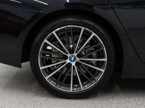 Used 2023 BMW 530e xDrive w/ Premium Package image 41