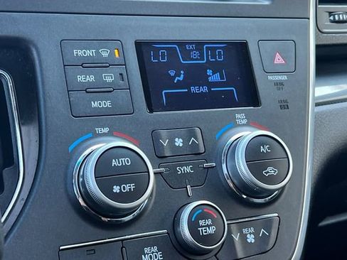 Used 2016 Toyota Sienna SE w/ SE Preferred Package image 24