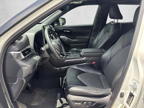 Used 2021 Toyota Highlander XSE FWD image 10