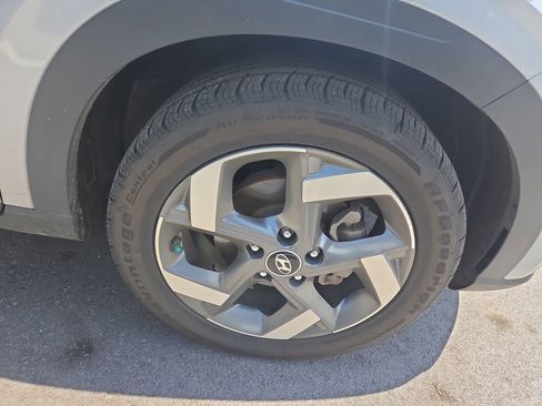 Used 2022 Hyundai Venue SEL w/ Cargo Package FWD image 2