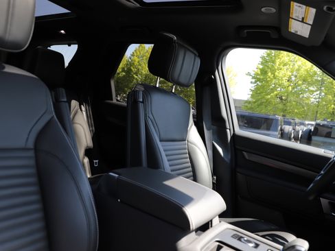 Certified 2025 Land Rover Discovery Metropolitan Edition AWD/4WD image 12