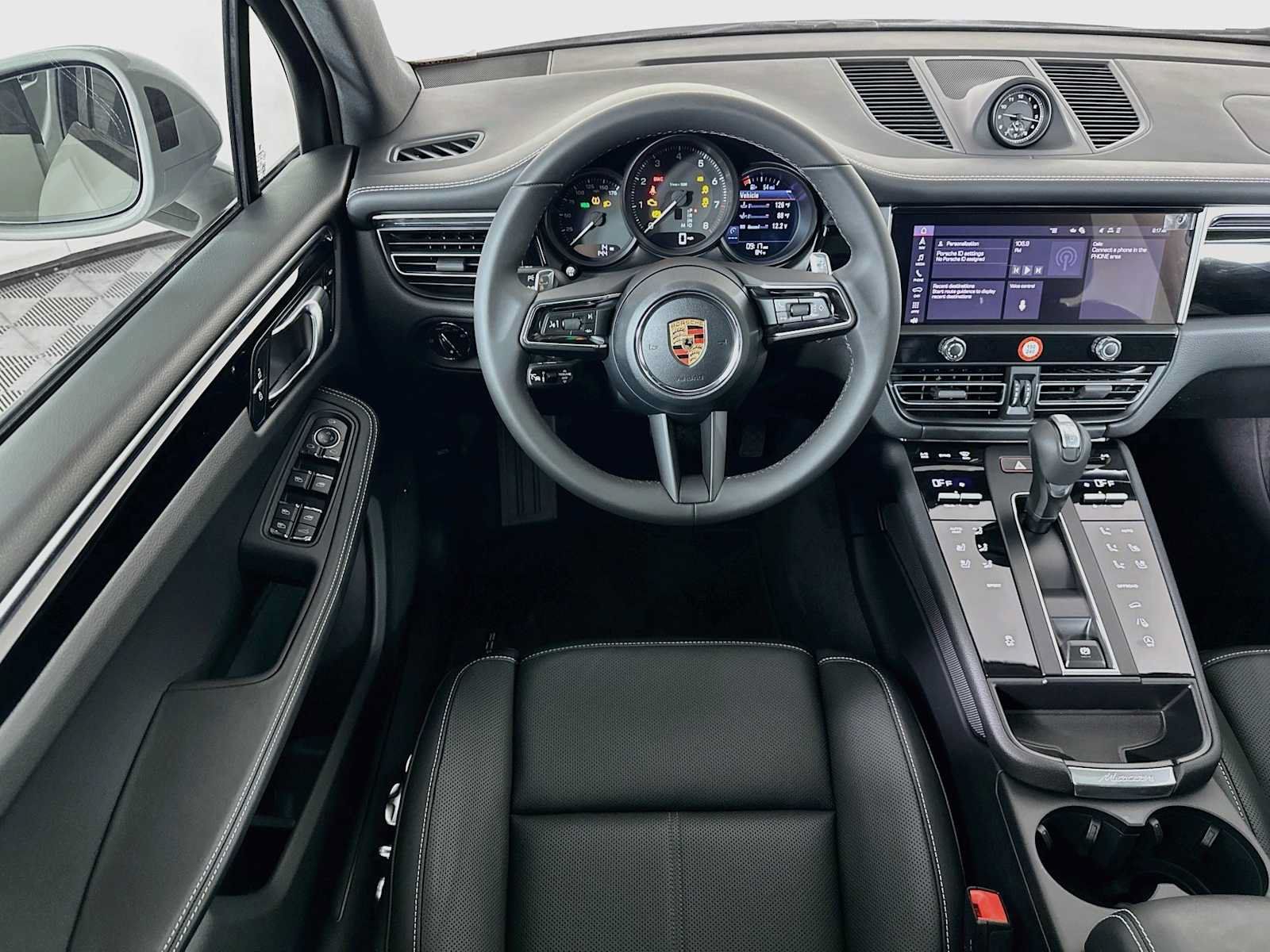 Certified 2025 Porsche Macan AWD/4WD image 24