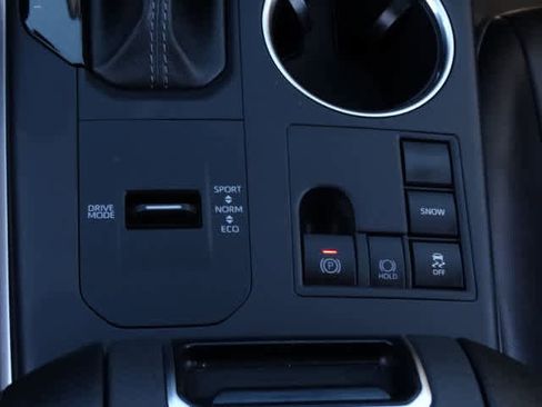 Used 2025 Toyota Highlander XLE image 34