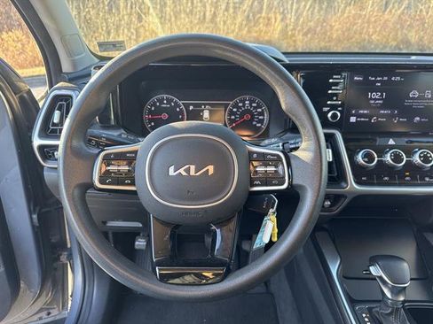 Used 2022 Kia Sorento LX image 11