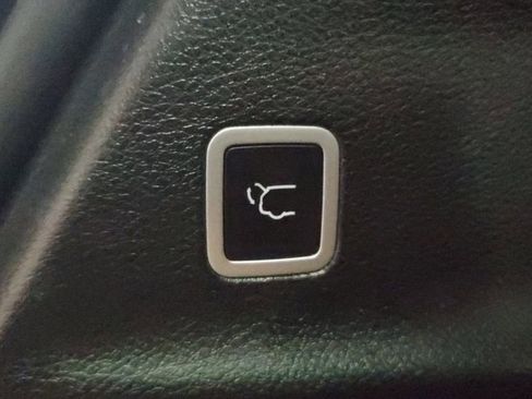 Used 2025 Chrysler Voyager LX image 10