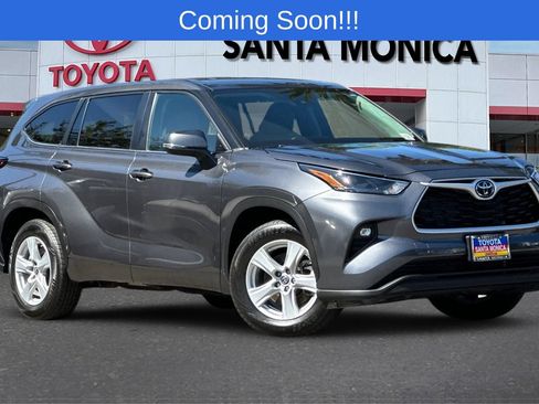 Used 2023 Toyota Highlander LE FWD image 1
