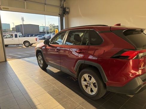 Used 2021 Toyota RAV4 LE image 5