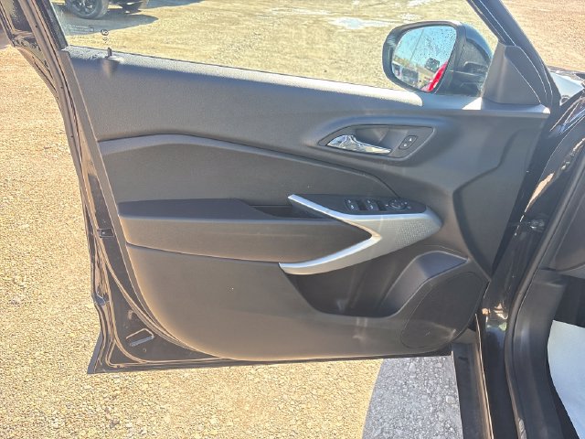 Used 2025 Chevrolet Trax RS w/ Sunroof Package FWD image 7
