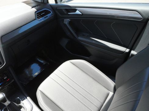 Certified 2023 Volkswagen Tiguan SE w/ Panoramic Sunroof Package AWD/4WD image 11