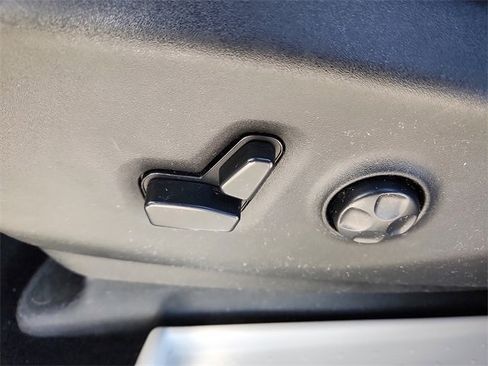 Used 2022 Chrysler Pacifica Touring-L image 12