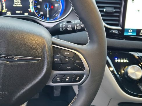 Used 2023 Chrysler Pacifica Touring-L image 38