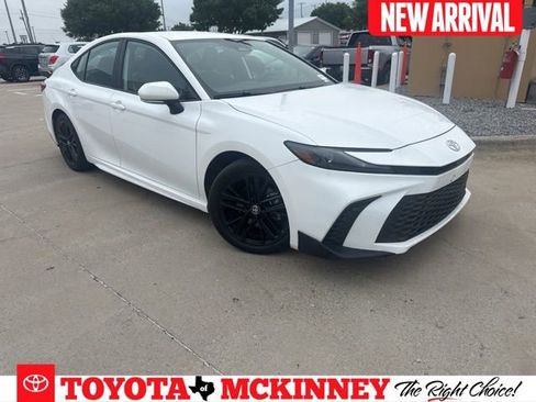 Used 2025 Toyota Camry SE FWD image 1