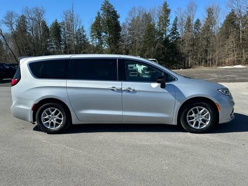 Used 2024 Chrysler Pacifica Touring-L FWD image 6