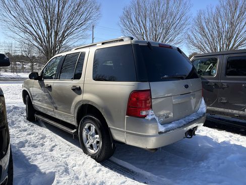 Used 2004 Ford Explorer XLT image 4