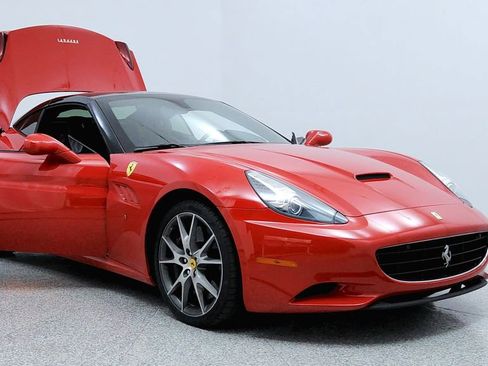 Used 2014 Ferrari California image 12