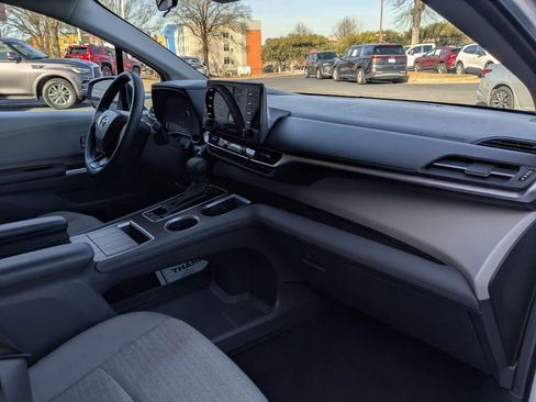 Used 2024 Toyota Sienna LE image 30