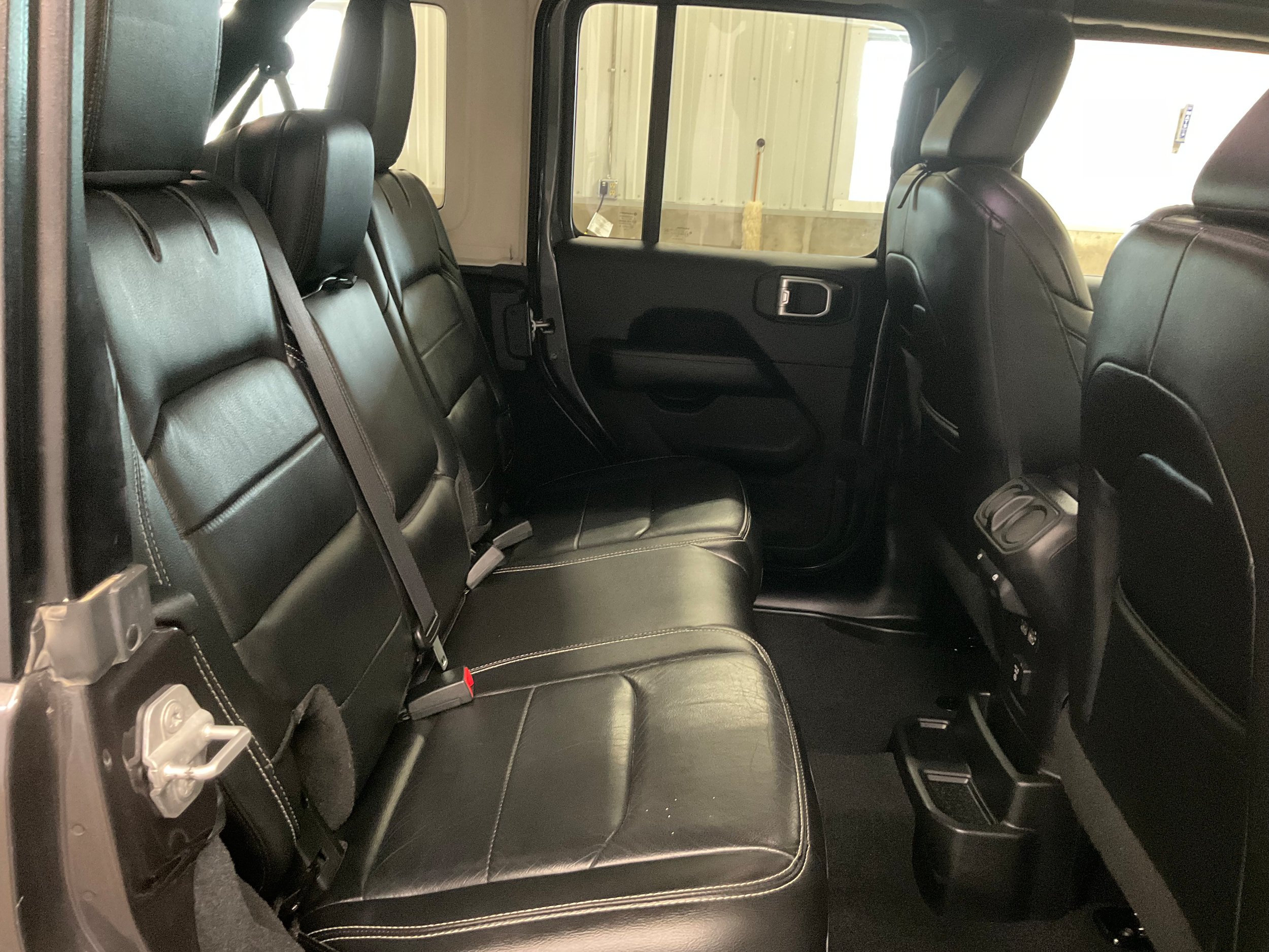 Used 2018 Jeep Wrangler Unlimited Sahara AWD/4WD image 27