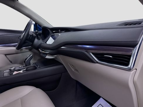 Used 2021 Cadillac XT4 Luxury w/ Cold Weather Package FWD image 29