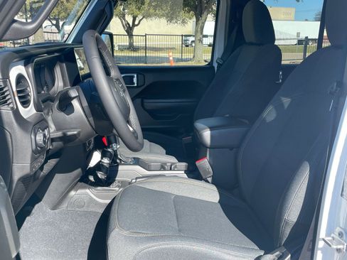 Used 2025 Jeep Wrangler Sport S image 27