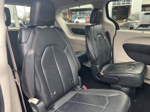 Used 2017 Chrysler Pacifica Touring-L image 25
