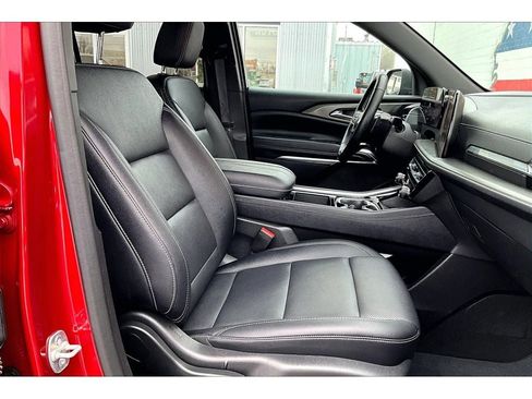 Used 2025 Chevrolet Traverse LT image 8