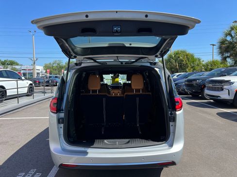 Used 2023 Chrysler Pacifica Pinnacle FWD image 19