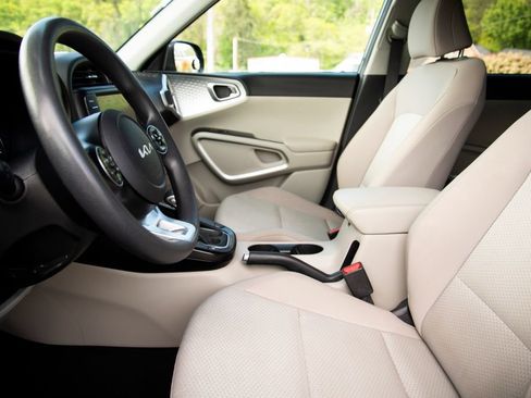 Used 2022 Kia Soul LX FWD image 11