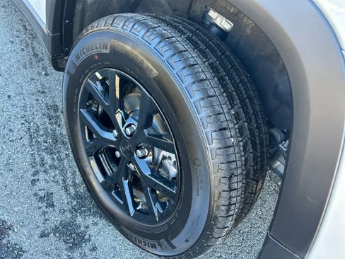 Used 2025 Jeep Grand Cherokee Altitude image 16