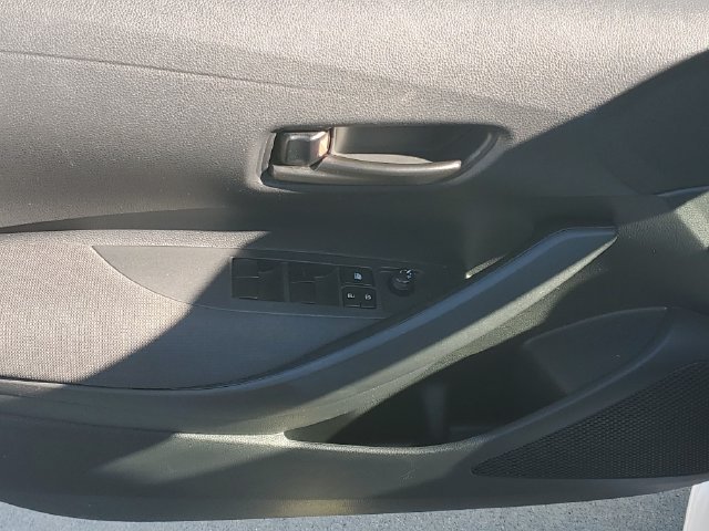 Used 2025 Toyota Corolla LE FWD image 14