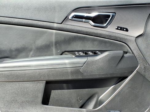 Used 2025 Kia Sportage SX image 15