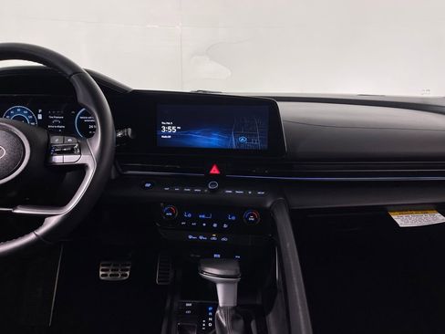 Certified 2025 Hyundai Elantra SEL image 17
