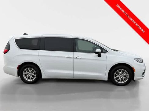 Used 2023 Chrysler Pacifica Touring-L image 7