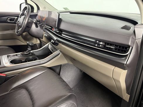 Used 2025 Kia Carnival image 32
