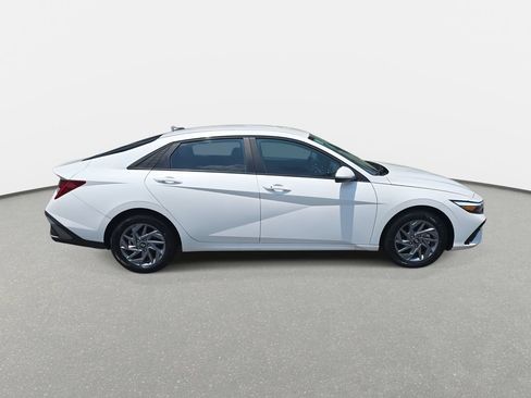 Used 2025 Hyundai Elantra Hybrid FWD image 4