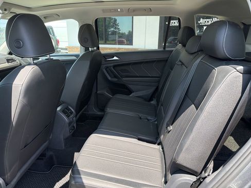 Used 2023 Volkswagen Tiguan SE w/ Panoramic Sunroof Package FWD image 5